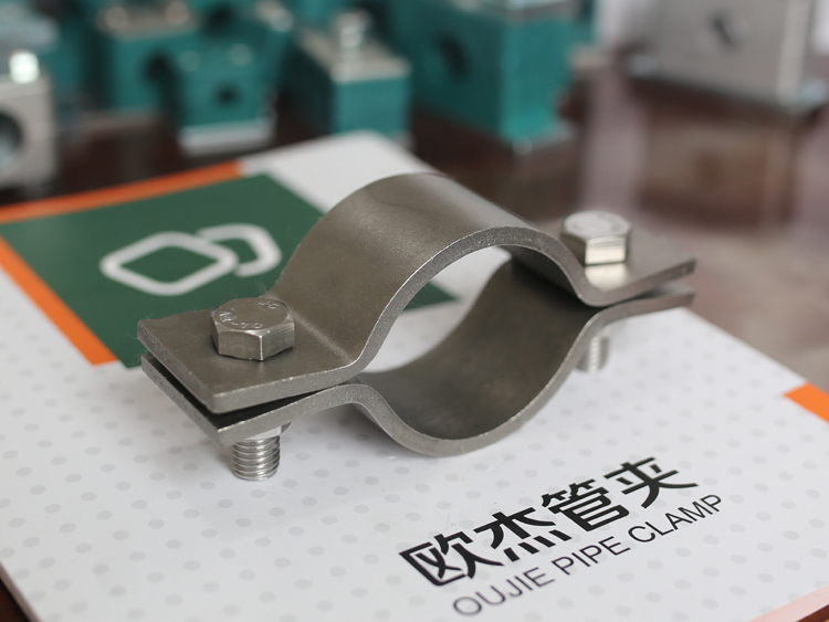 Flat steel pipe clamp